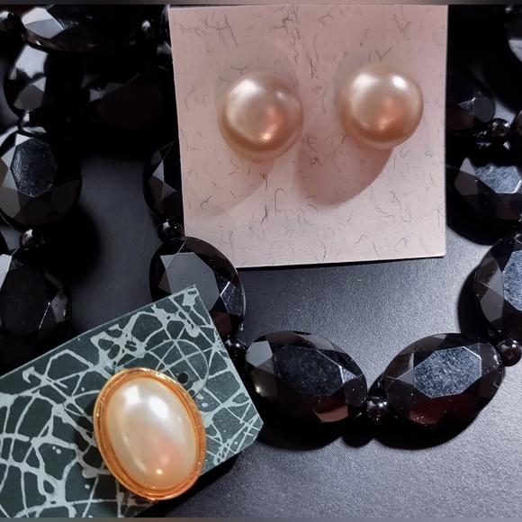 2 pr Vintage Pearl Earrings - Picture 7 of 12
